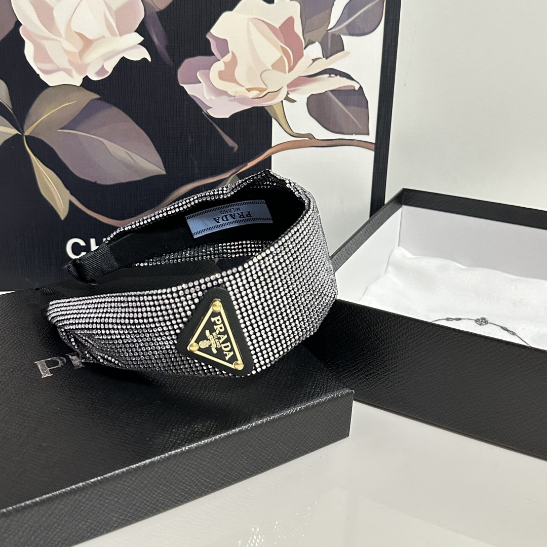  配专柜包装
Prada（普拉达）最新高工发箍
小仙女快入手
特殊材质 不嘞头
可盐可甜～