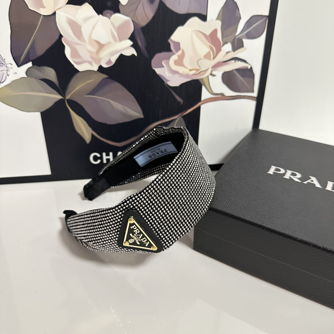  配专柜包装
Prada（普拉达）最新高工发箍
小仙女快入手
特殊材质 不嘞头
可盐可甜～