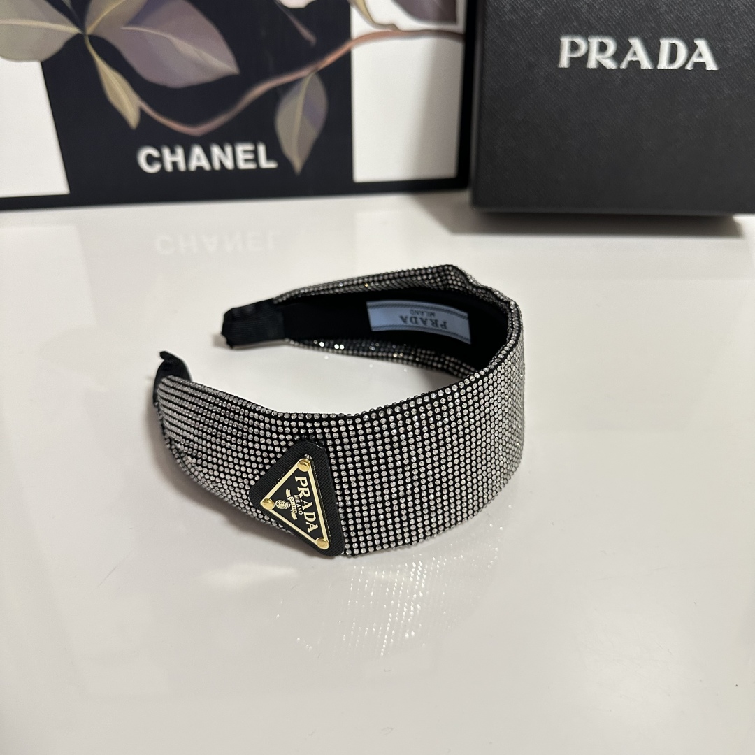  配专柜包装
Prada（普拉达）最新高工发箍
小仙女快入手
特殊材质 不嘞头
可盐可甜～