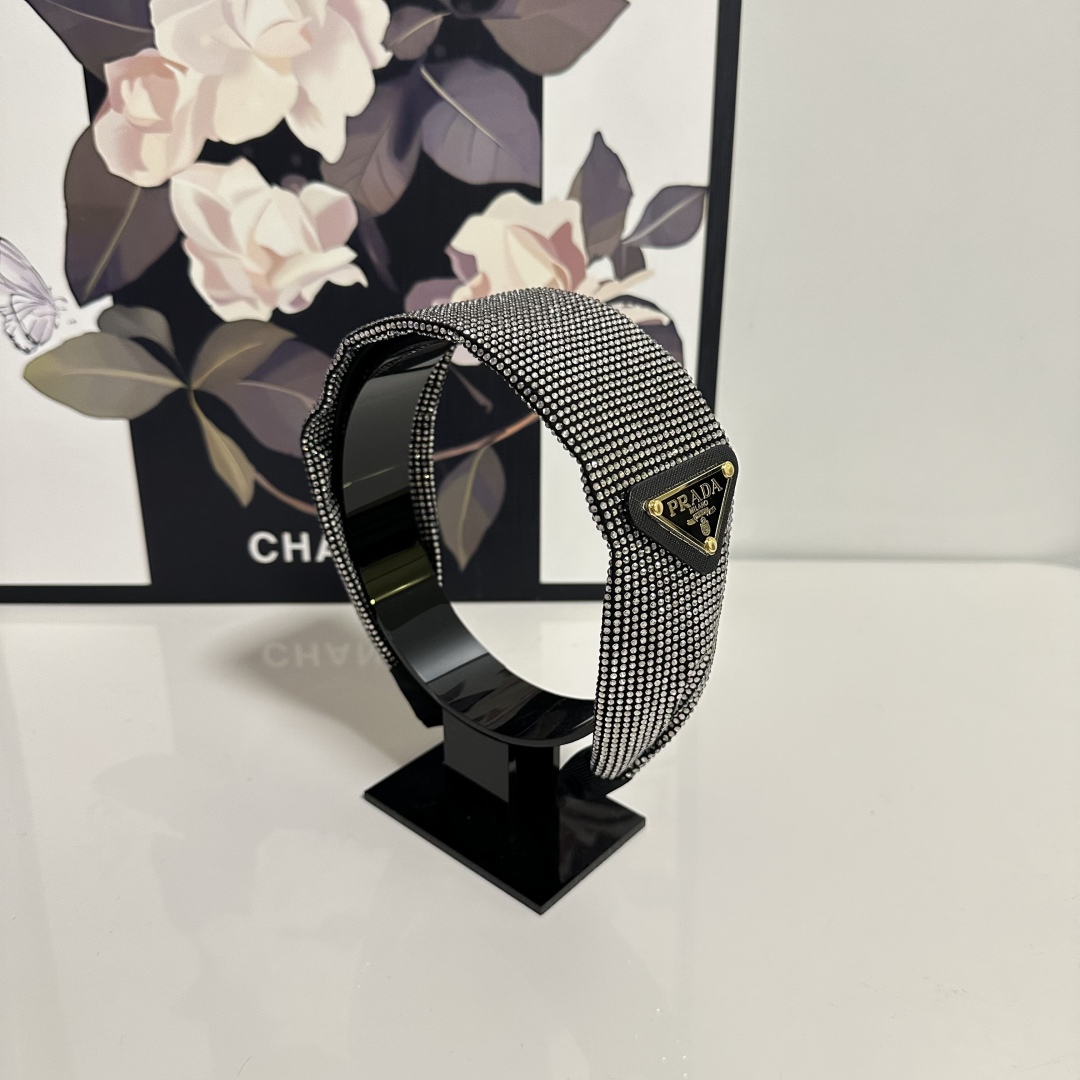  配专柜包装
Prada（普拉达）最新高工发箍
小仙女快入手
特殊材质 不嘞头
可盐可甜～