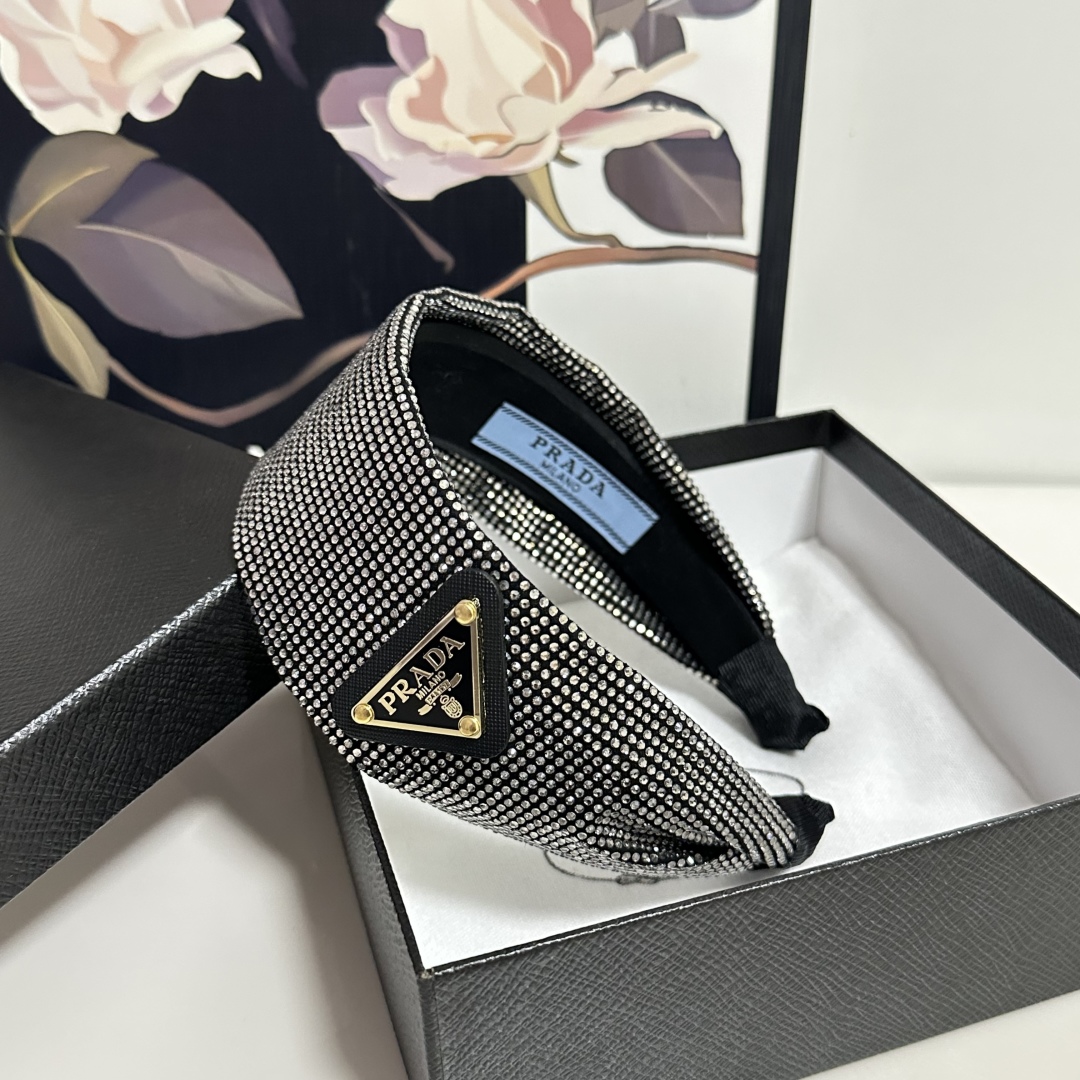  配专柜包装
Prada（普拉达）最新高工发箍
小仙女快入手
特殊材质 不嘞头
可盐可甜～
