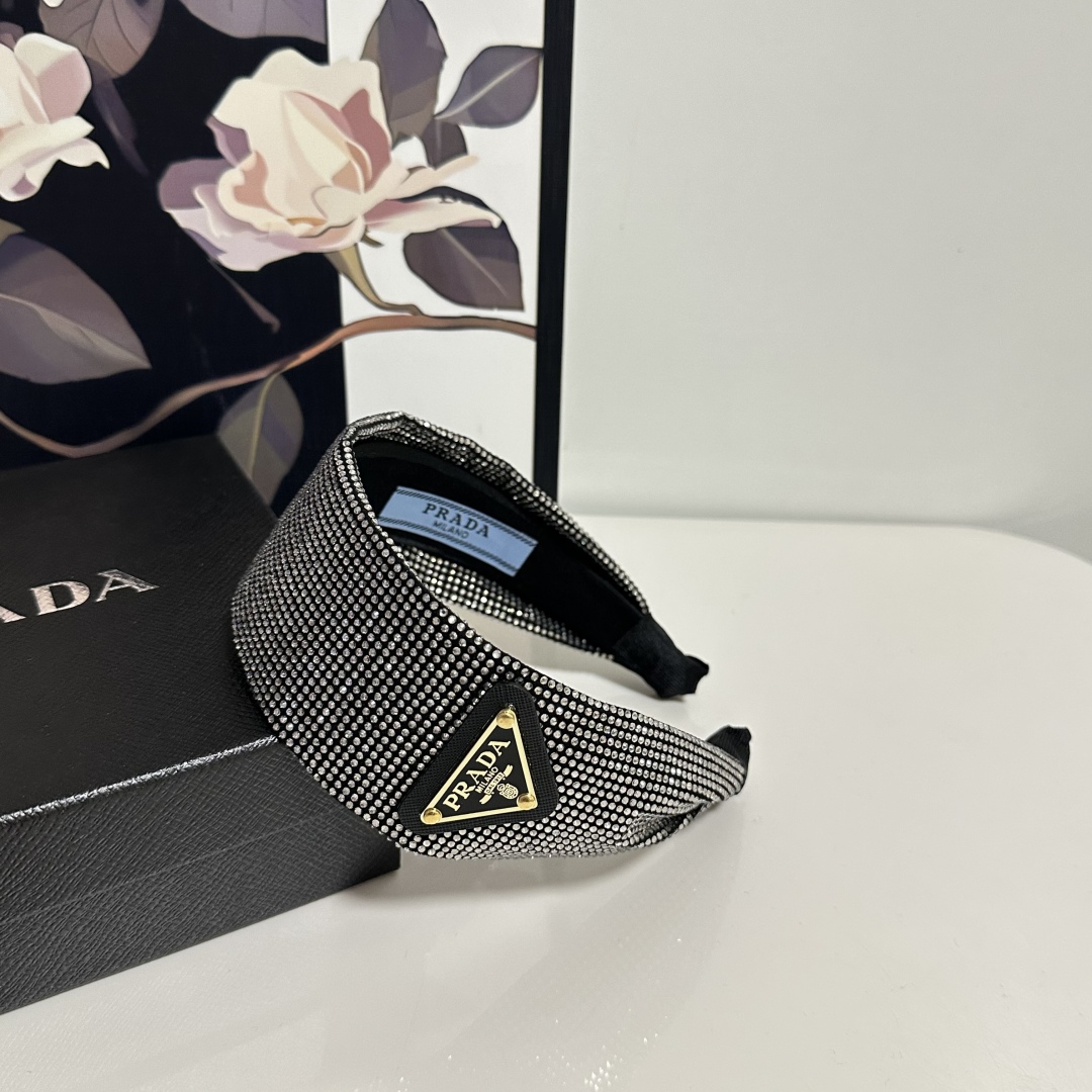  配专柜包装
Prada（普拉达）最新高工发箍
小仙女快入手
特殊材质 不嘞头
可盐可甜～
