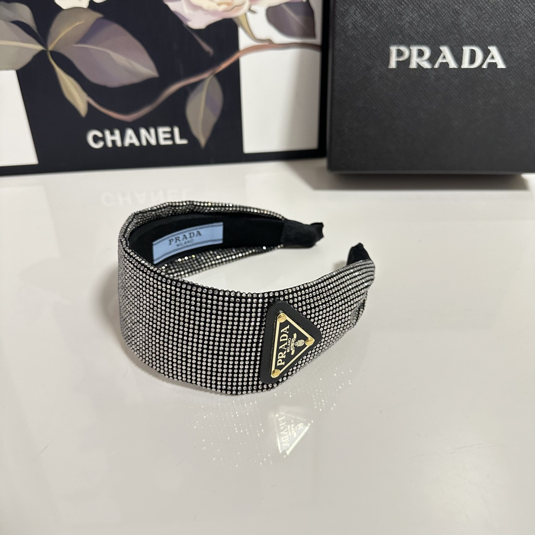  配专柜包装
Prada（普拉达）最新高工发箍
小仙女快入手
特殊材质 不嘞头
可盐可甜～