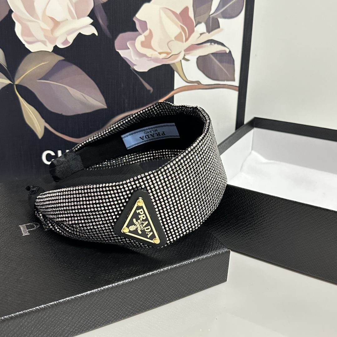  配专柜包装
Prada（普拉达）最新高工发箍
小仙女快入手
特殊材质 不嘞头
可盐可甜～