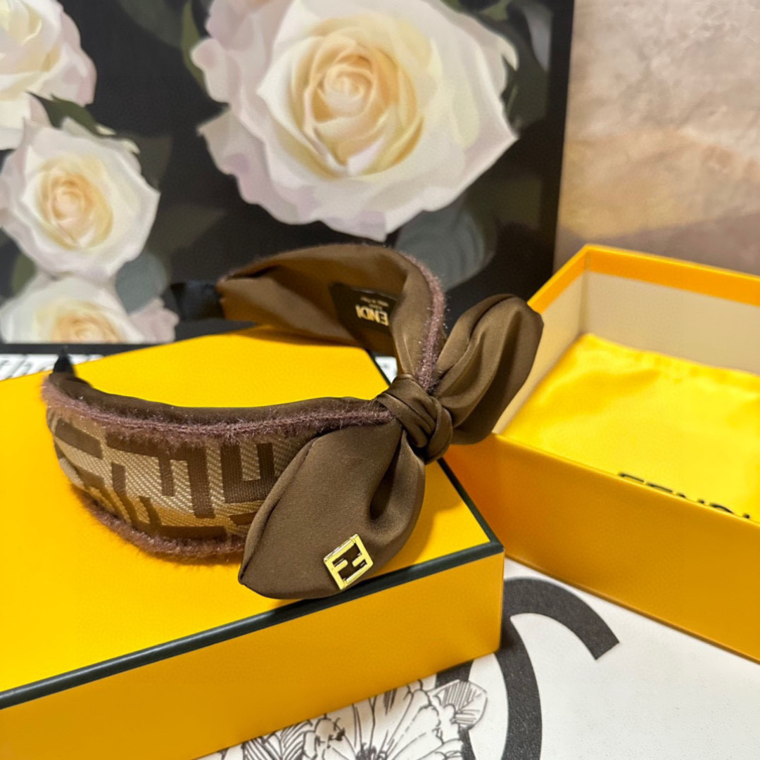  配专柜包装
FENDI（芬迪）最新老花发箍
小仙女入手
特殊材质 不嘞头
可盐可甜～