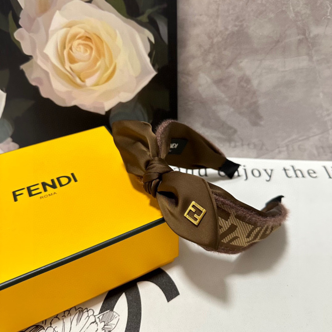  配专柜包装
FENDI（芬迪）最新老花发箍
小仙女入手
特殊材质 不嘞头
可盐可甜～