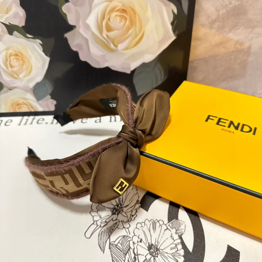  配专柜包装
FENDI（芬迪）最新老花发箍
小仙女入手
特殊材质 不嘞头
可盐可甜～