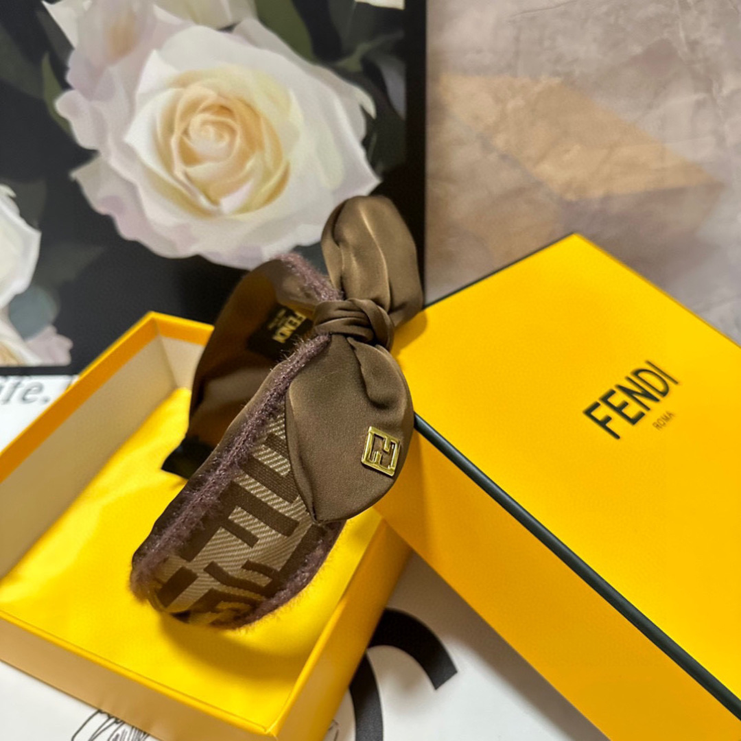  配专柜包装
FENDI（芬迪）最新老花发箍
小仙女入手
特殊材质 不嘞头
可盐可甜～