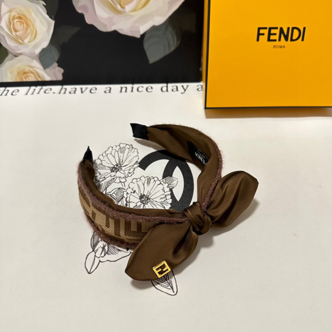  配专柜包装
FENDI（芬迪）最新老花发箍
小仙女入手
特殊材质 不嘞头
可盐可甜～