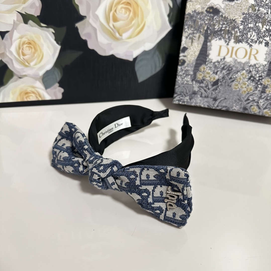  配专柜包装
DIOR（迪奥）最新老花发箍
小仙女入手
特殊材质 不嘞头
可盐可甜～