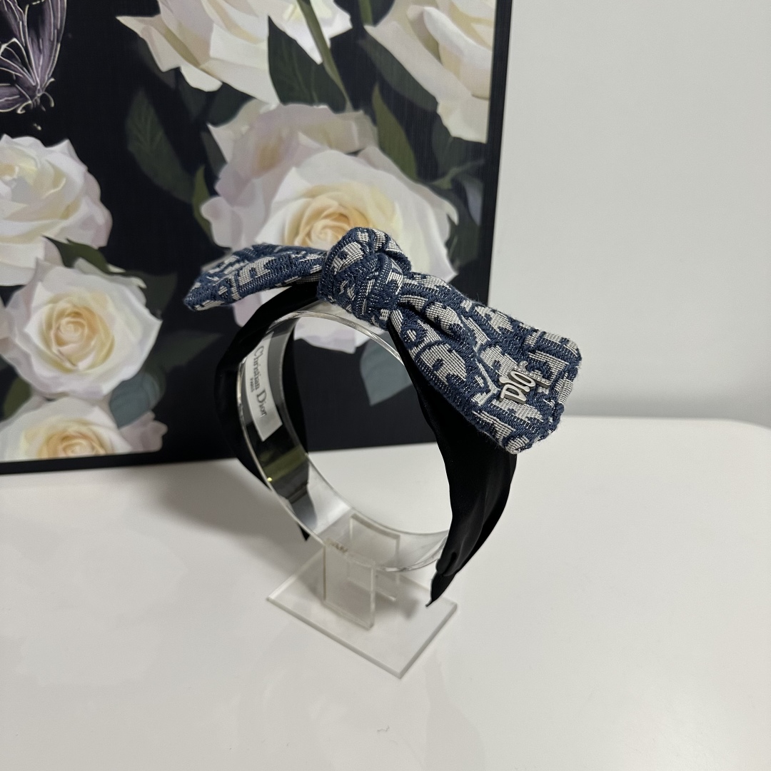  配专柜包装
DIOR（迪奥）最新老花发箍
小仙女入手
特殊材质 不嘞头
可盐可甜～