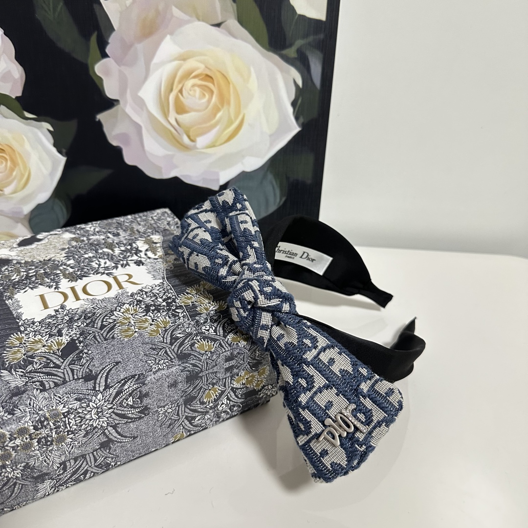  配专柜包装
DIOR（迪奥）最新老花发箍
小仙女入手
特殊材质 不嘞头
可盐可甜～