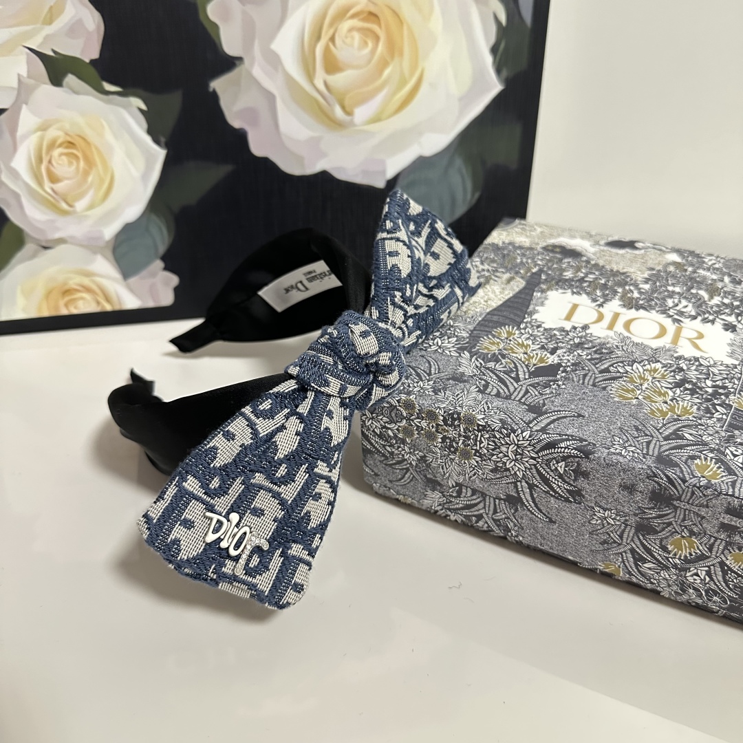  配专柜包装
DIOR（迪奥）最新老花发箍
小仙女入手
特殊材质 不嘞头
可盐可甜～