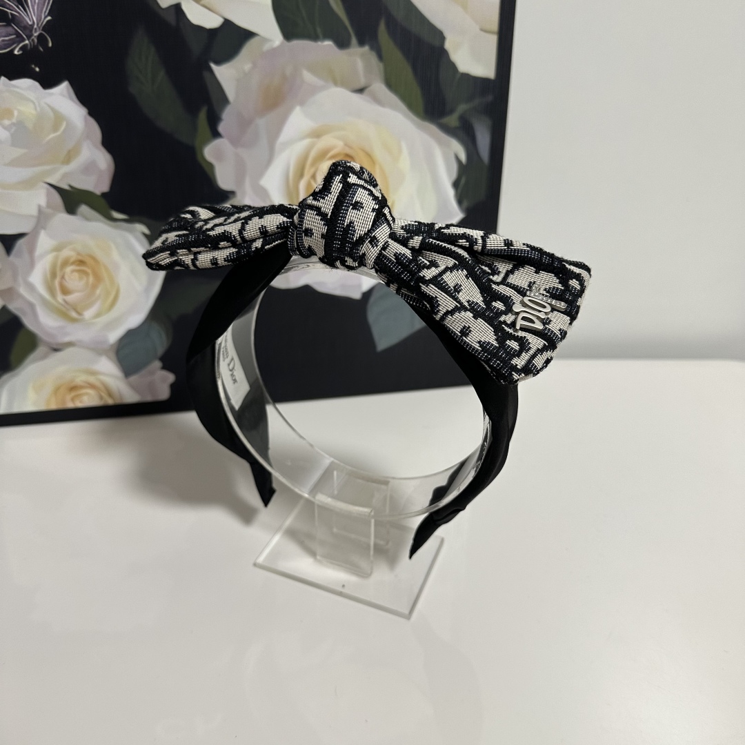  配专柜包装
DIOR（迪奥）最新老花发箍
小仙女入手
特殊材质 不嘞头
可盐可甜～