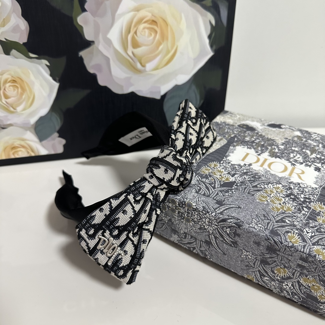 配专柜包装
DIOR（迪奥）最新老花发箍
小仙女入手
特殊材质 不嘞头
可盐可甜～