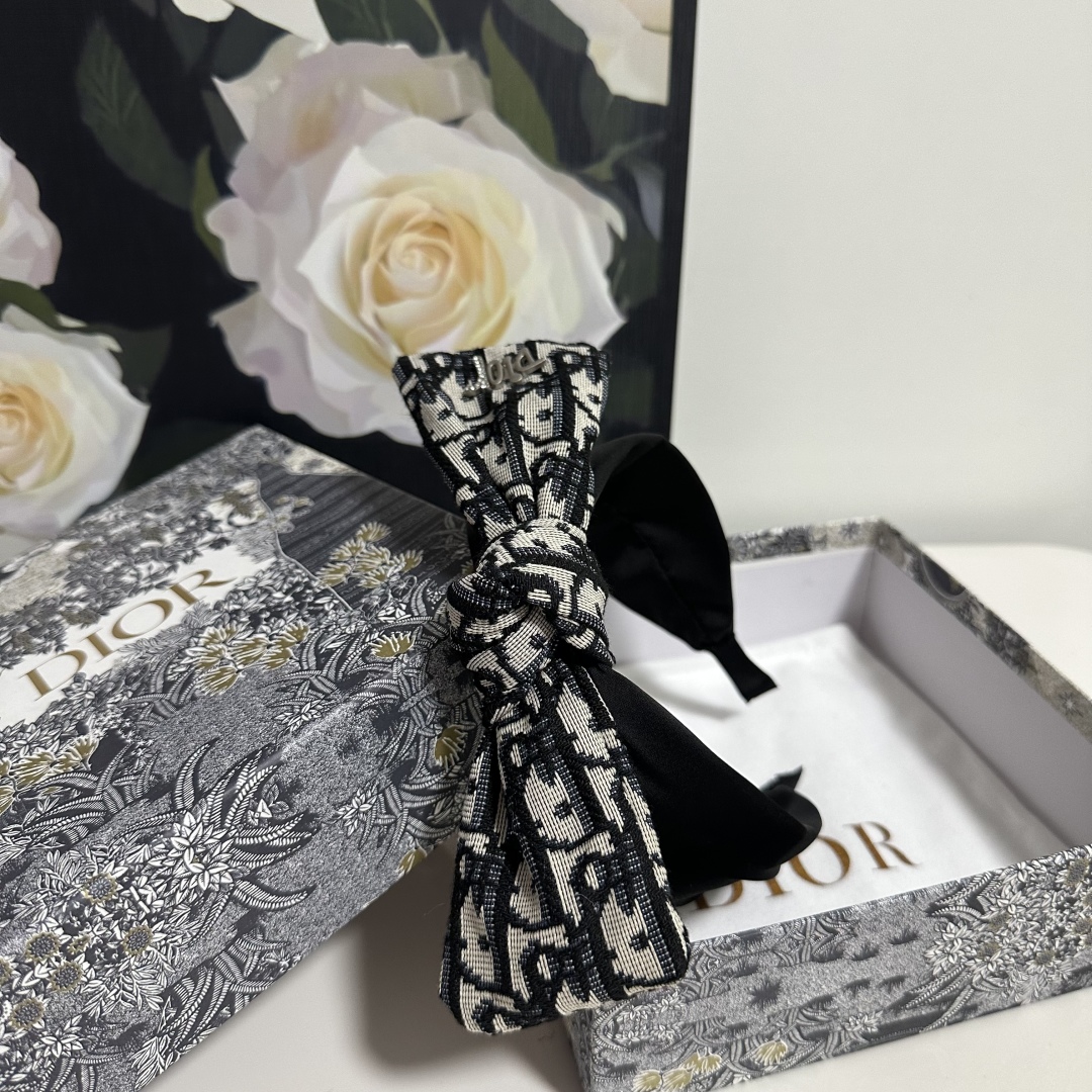  配专柜包装
DIOR（迪奥）最新老花发箍
小仙女入手
特殊材质 不嘞头
可盐可甜～