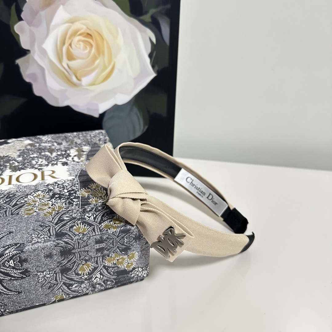  配专柜包装
DIOR（迪奥）最新发箍
小仙女快入手
特殊材质 不嘞头
可盐可甜～
