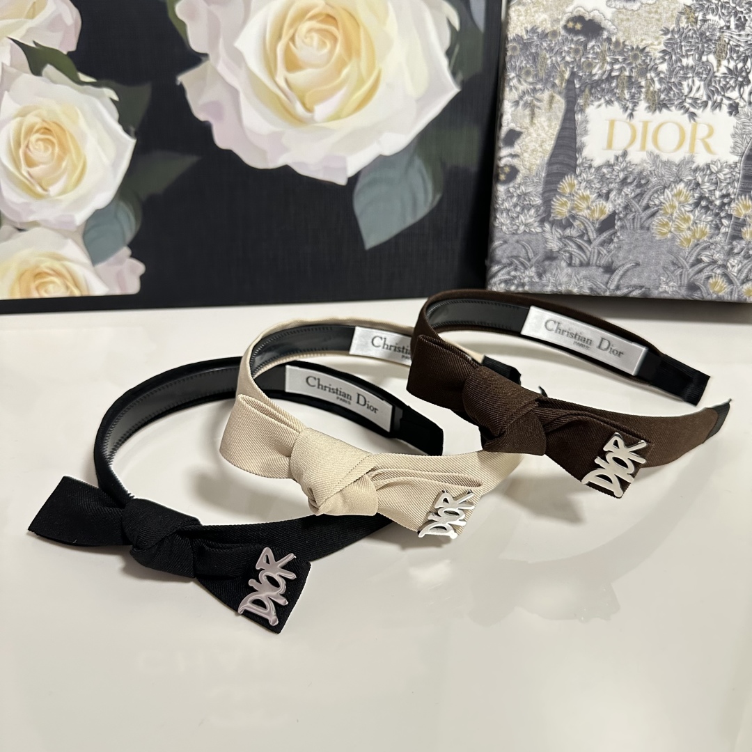  配专柜包装
DIOR（迪奥）最新发箍
小仙女快入手
特殊材质 不嘞头
可盐可甜～