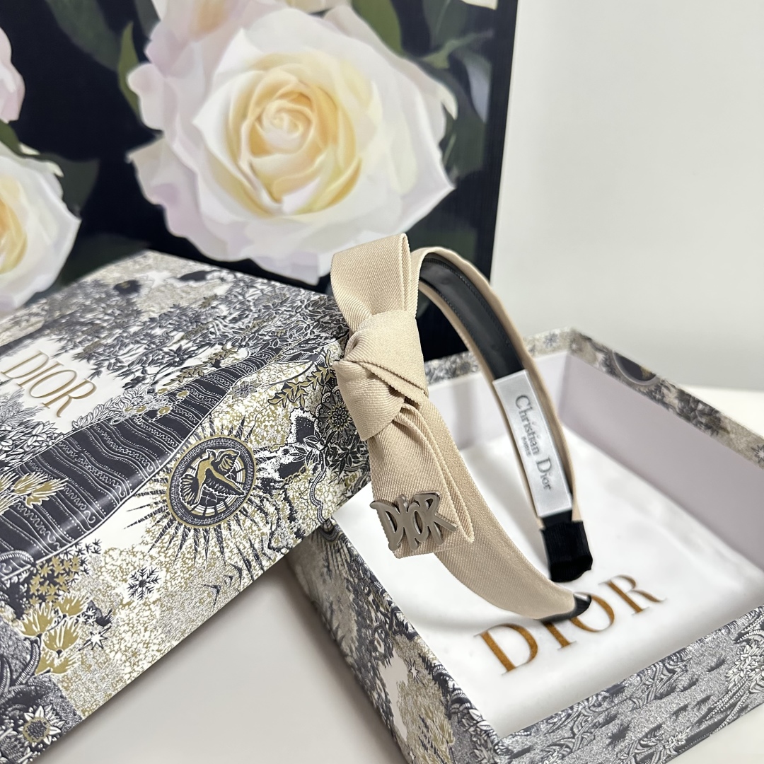  配专柜包装
DIOR（迪奥）最新发箍
小仙女快入手
特殊材质 不嘞头
可盐可甜～