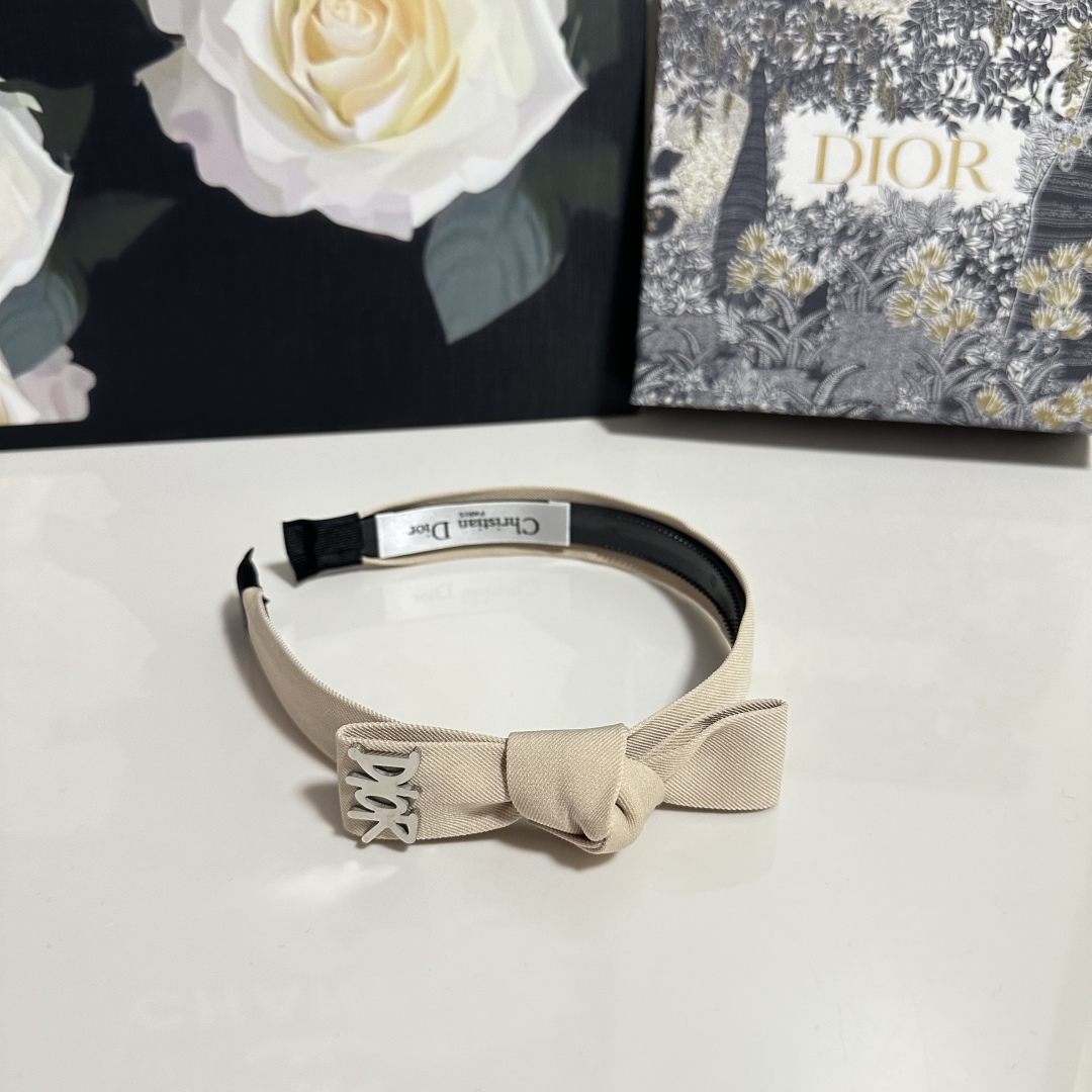  配专柜包装
DIOR（迪奥）最新发箍
小仙女快入手
特殊材质 不嘞头
可盐可甜～