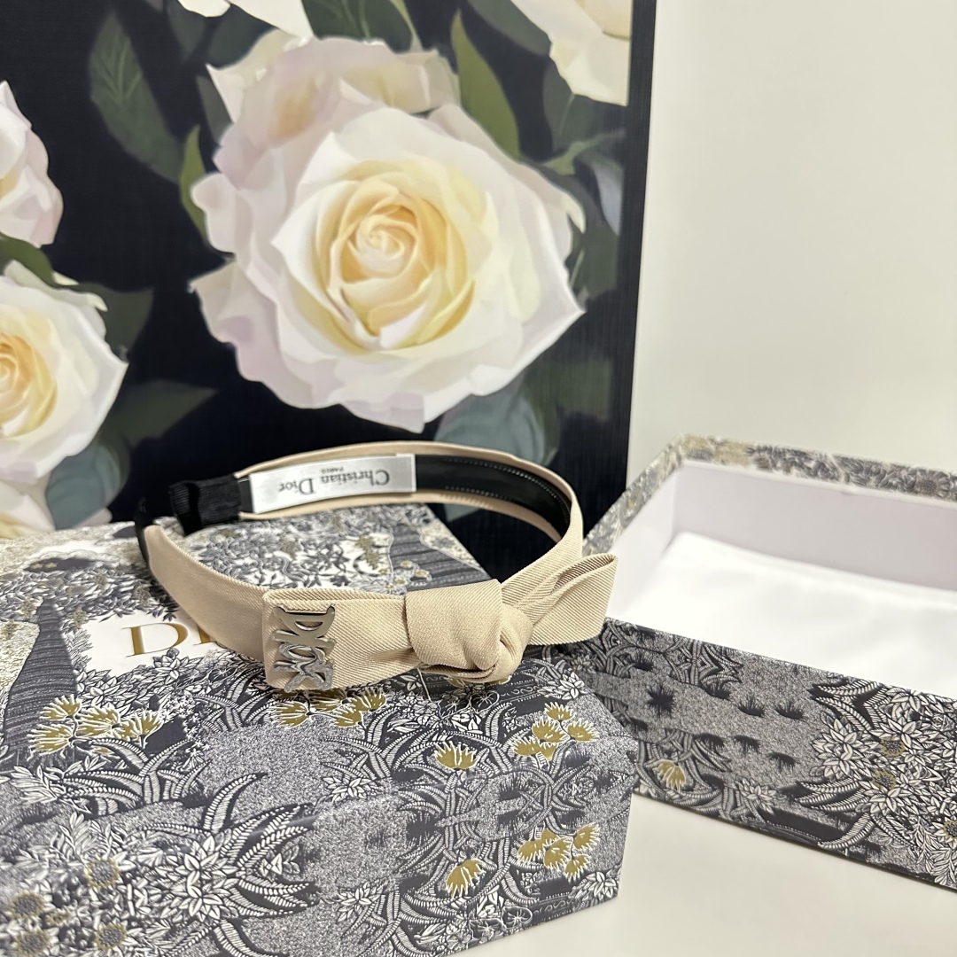  配专柜包装
DIOR（迪奥）最新发箍
小仙女快入手
特殊材质 不嘞头
可盐可甜～