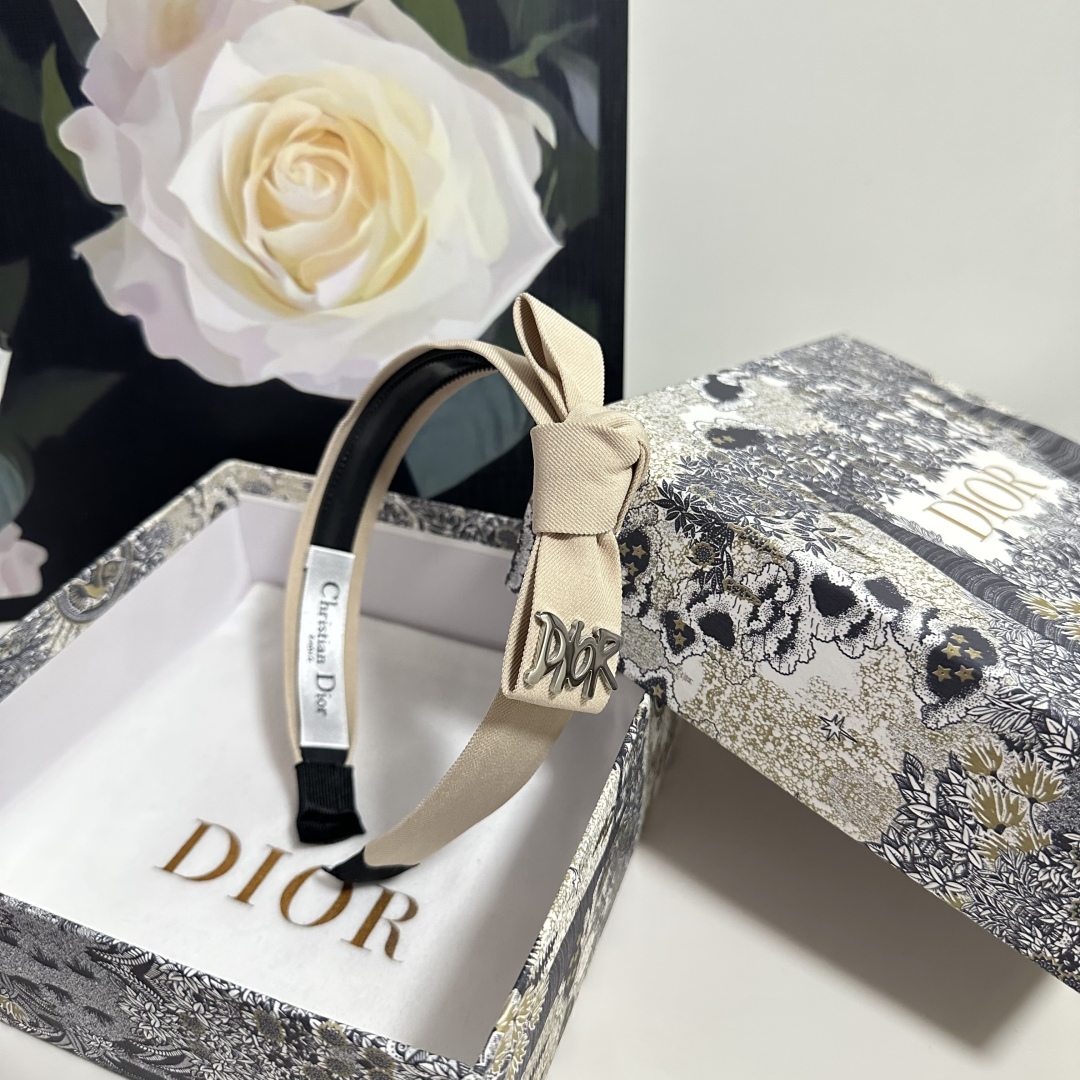  配专柜包装
DIOR（迪奥）最新发箍
小仙女快入手
特殊材质 不嘞头
可盐可甜～
