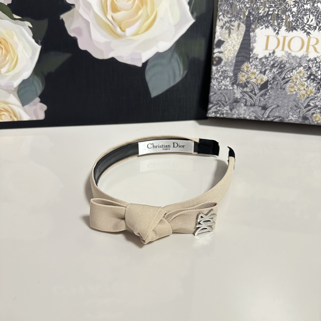  配专柜包装
DIOR（迪奥）最新发箍
小仙女快入手
特殊材质 不嘞头
可盐可甜～
