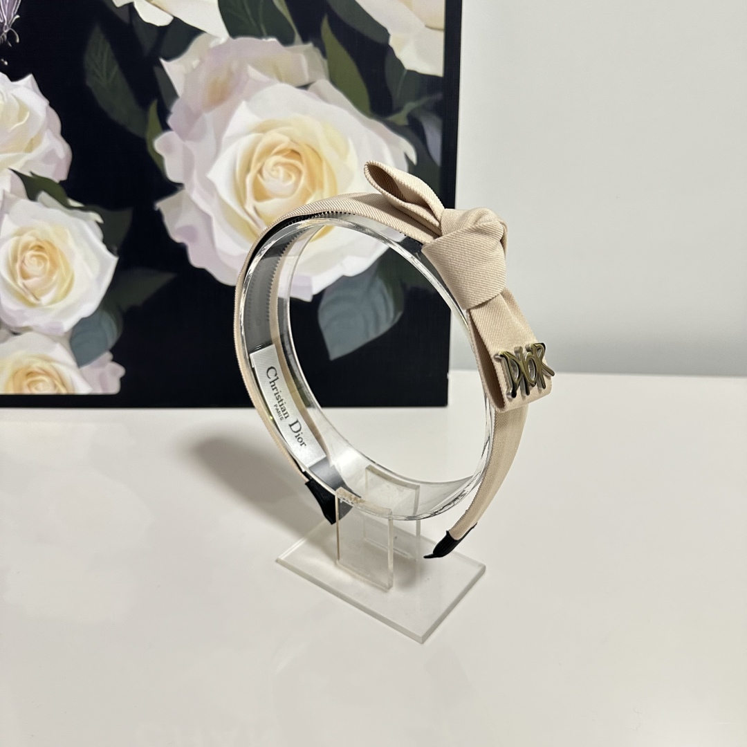  配专柜包装
DIOR（迪奥）最新发箍
小仙女快入手
特殊材质 不嘞头
可盐可甜～