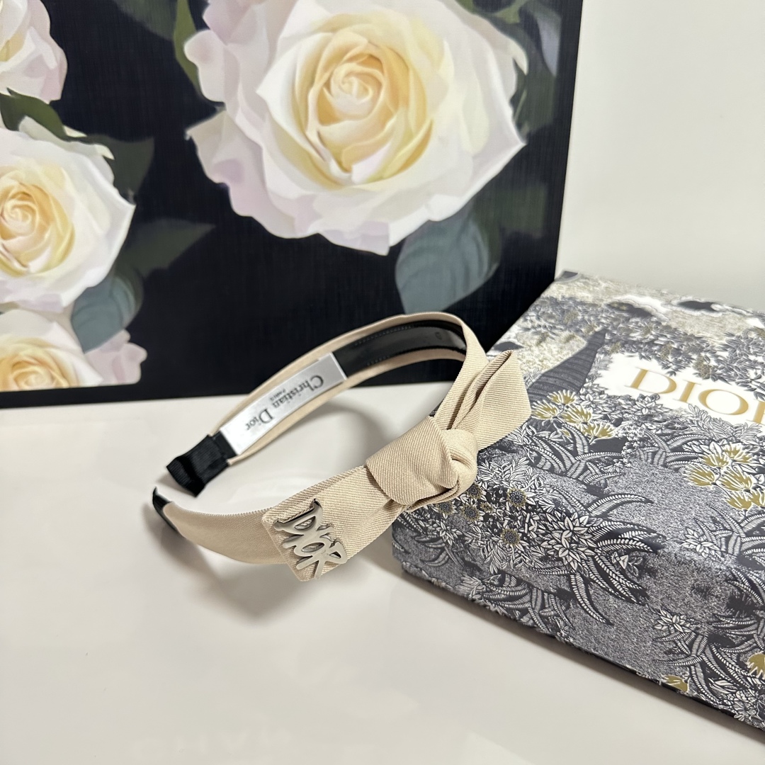  配专柜包装
DIOR（迪奥）最新发箍
小仙女快入手
特殊材质 不嘞头
可盐可甜～