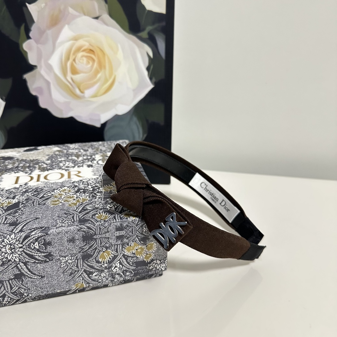  配专柜包装
DIOR（迪奥）最新发箍
小仙女快入手
特殊材质 不嘞头
可盐可甜～