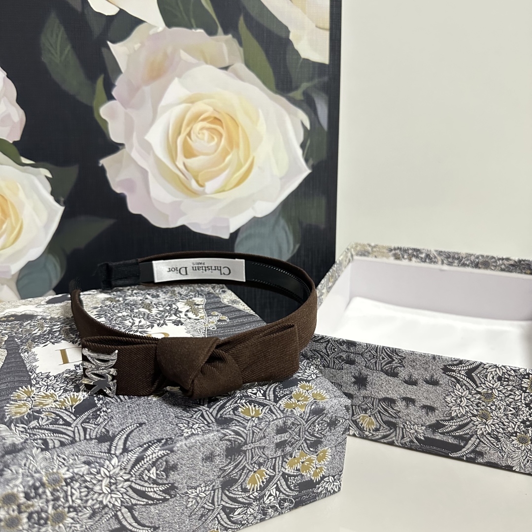  配专柜包装
DIOR（迪奥）最新发箍
小仙女快入手
特殊材质 不嘞头
可盐可甜～