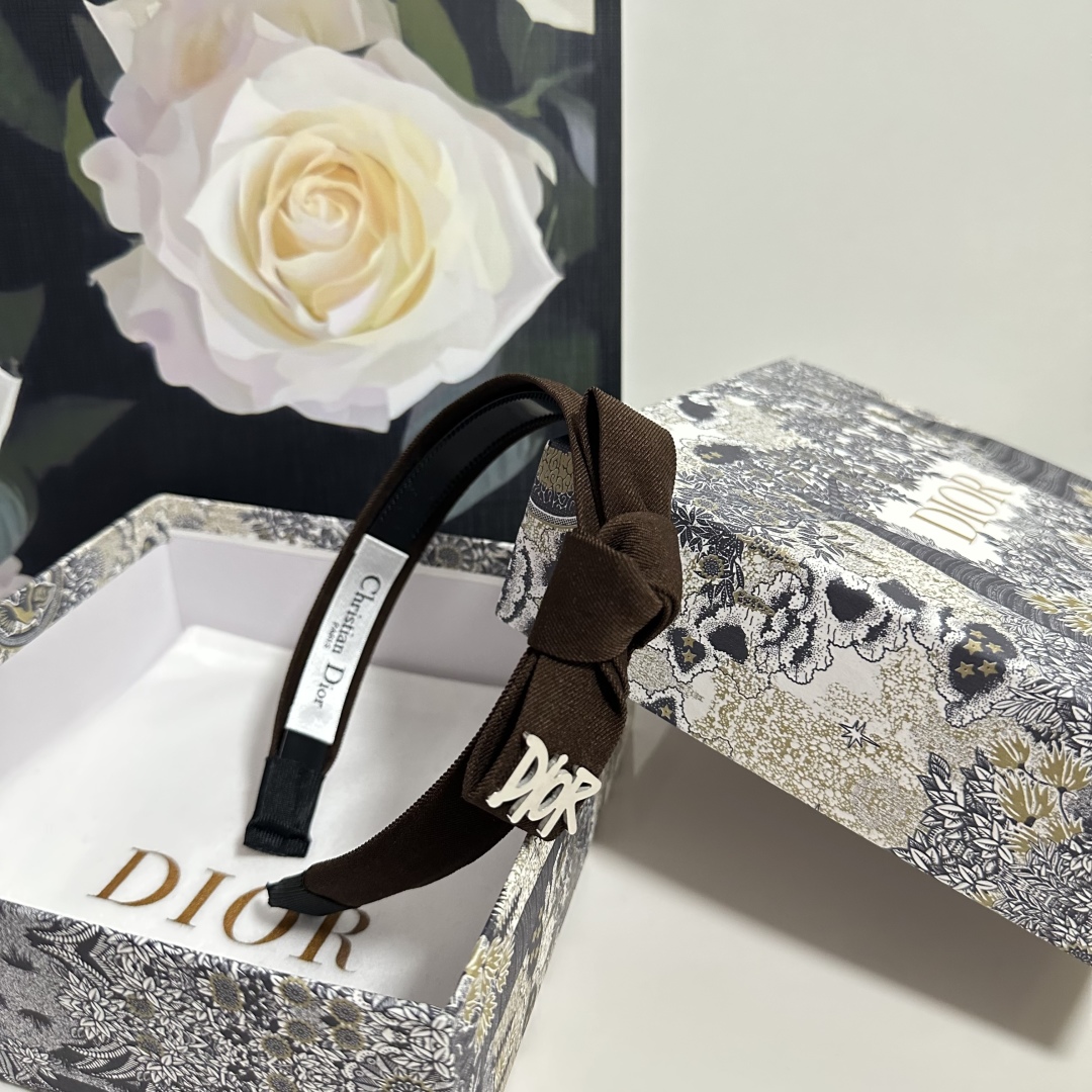  配专柜包装
DIOR（迪奥）最新发箍
小仙女快入手
特殊材质 不嘞头
可盐可甜～