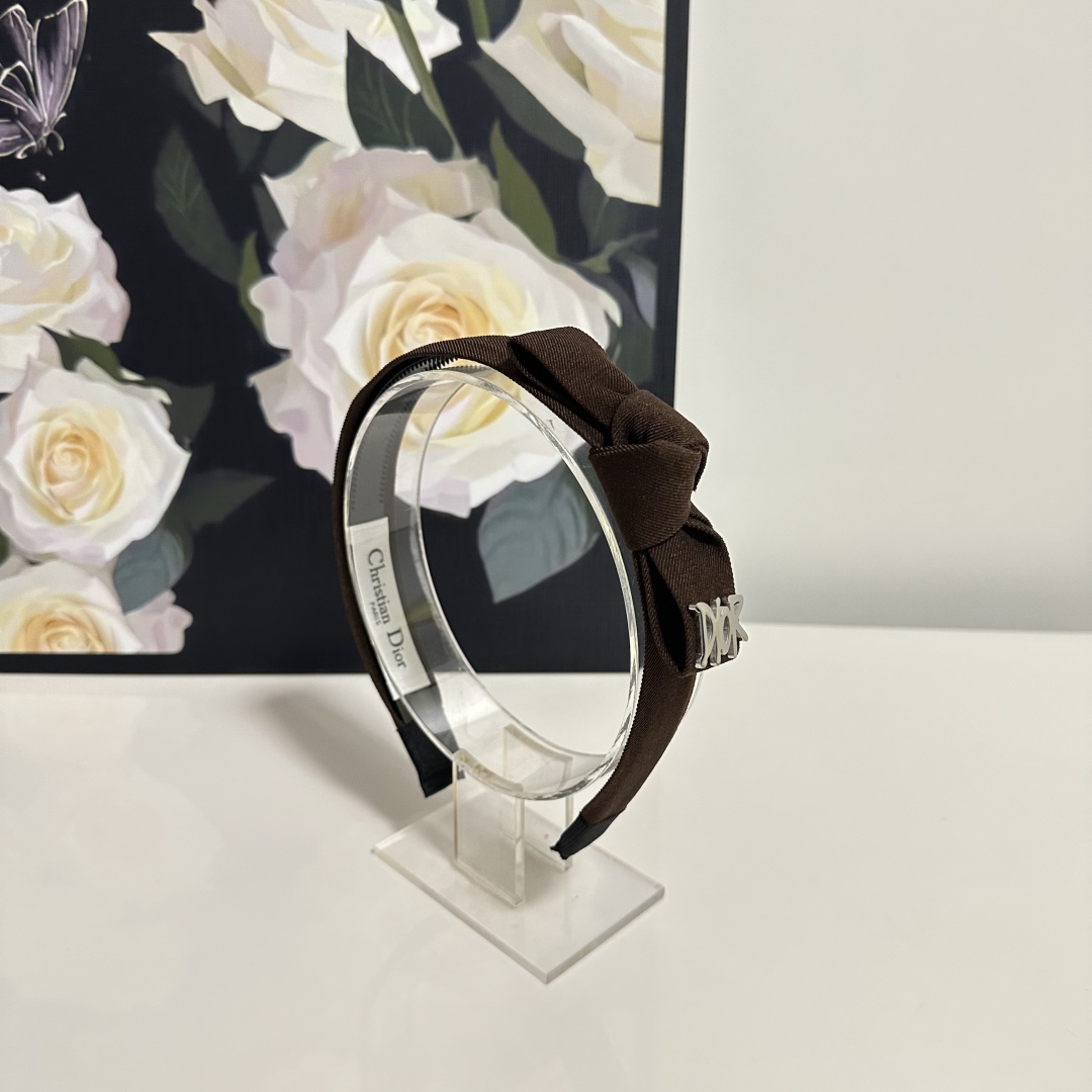  配专柜包装
DIOR（迪奥）最新发箍
小仙女快入手
特殊材质 不嘞头
可盐可甜～