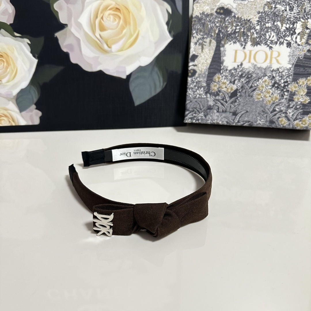  配专柜包装
DIOR（迪奥）最新发箍
小仙女快入手
特殊材质 不嘞头
可盐可甜～