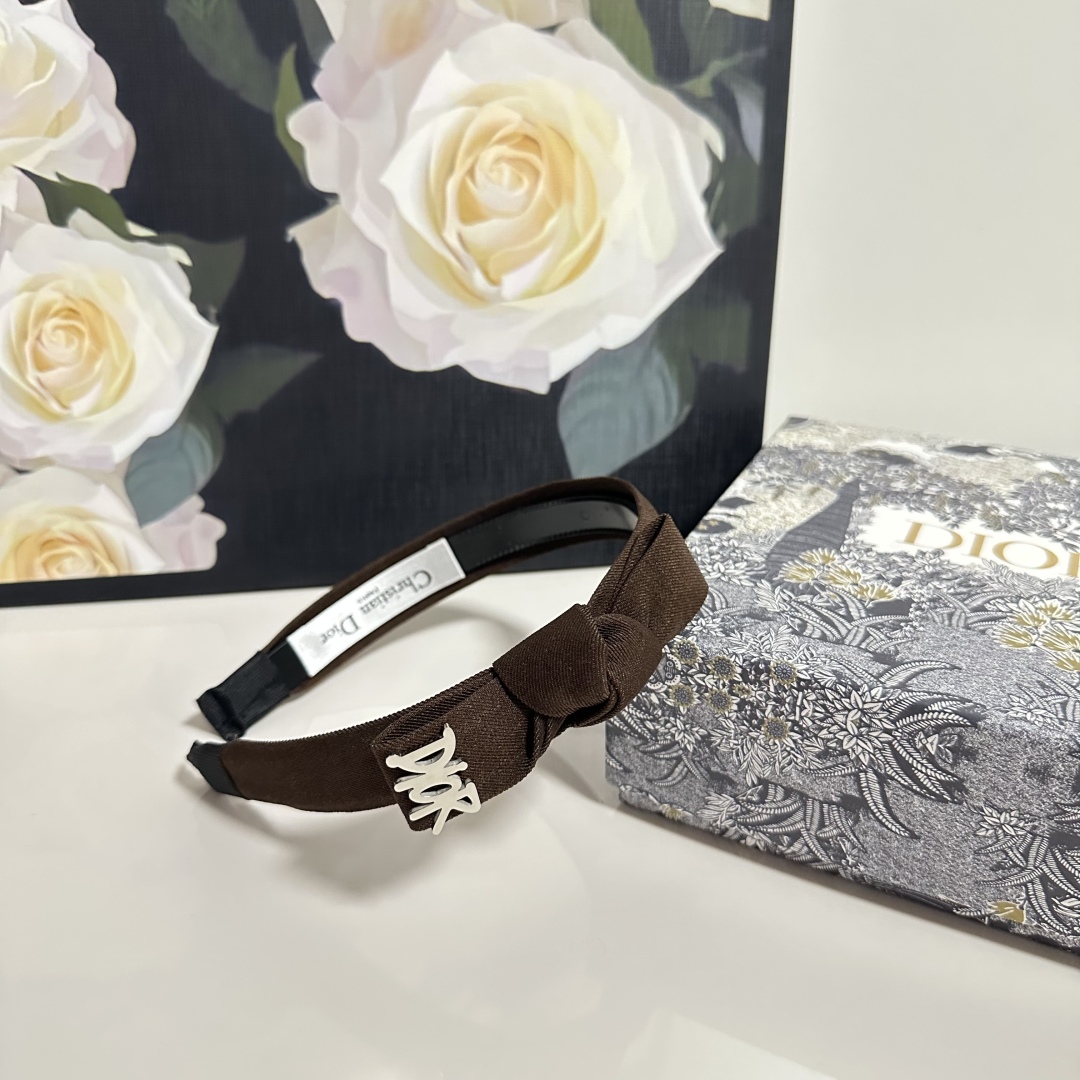  配专柜包装
DIOR（迪奥）最新发箍
小仙女快入手
特殊材质 不嘞头
可盐可甜～