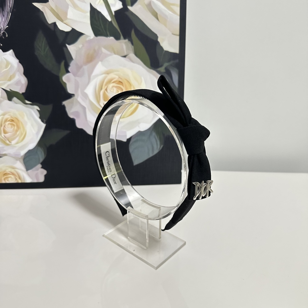  配专柜包装
DIOR（迪奥）最新发箍
小仙女快入手
特殊材质 不嘞头
可盐可甜～