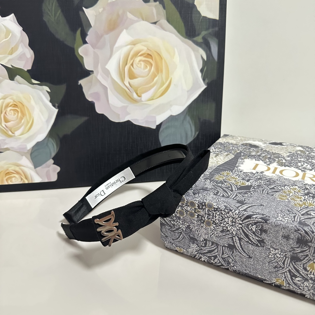  配专柜包装
DIOR（迪奥）最新发箍
小仙女快入手
特殊材质 不嘞头
可盐可甜～