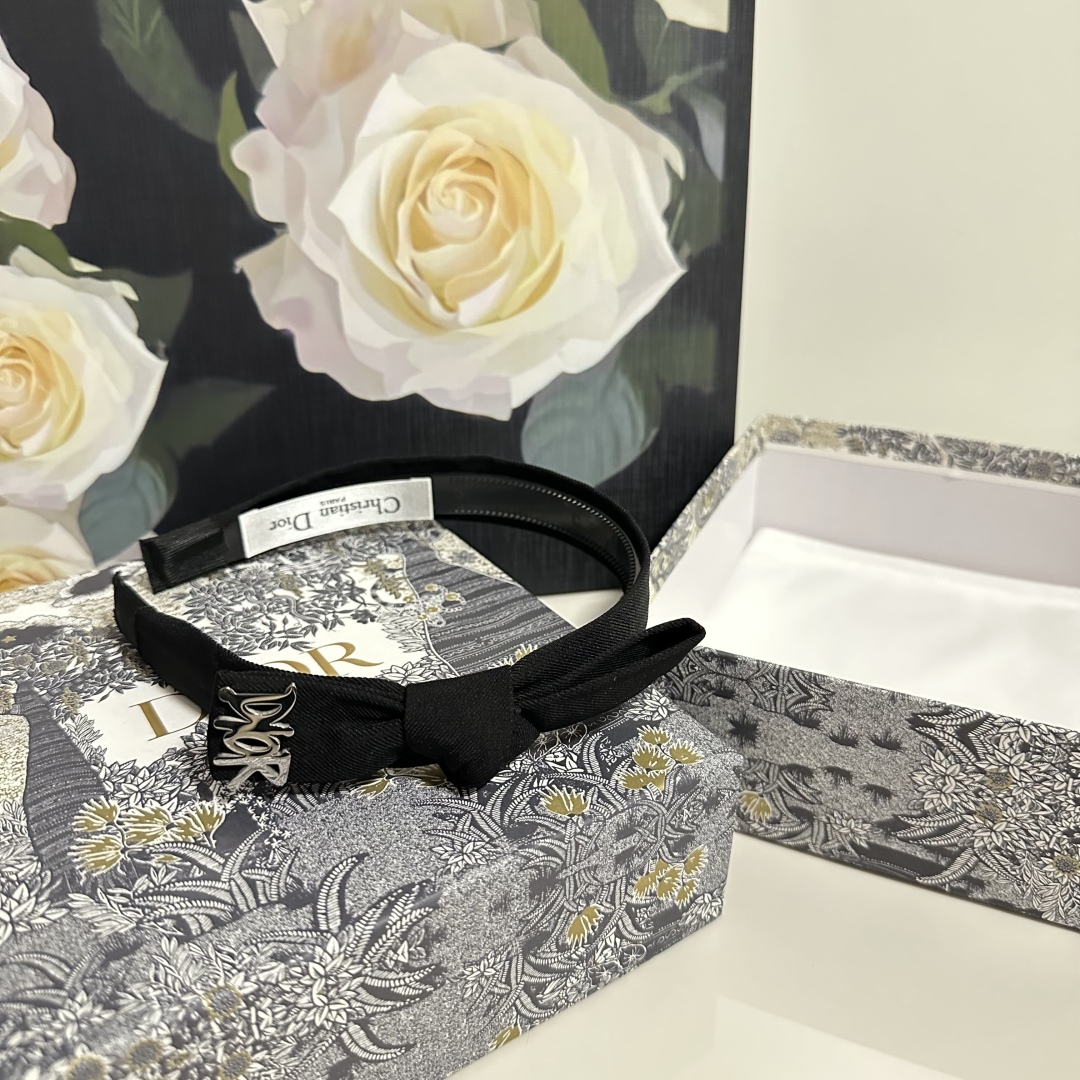  配专柜包装
DIOR（迪奥）最新发箍
小仙女快入手
特殊材质 不嘞头
可盐可甜～