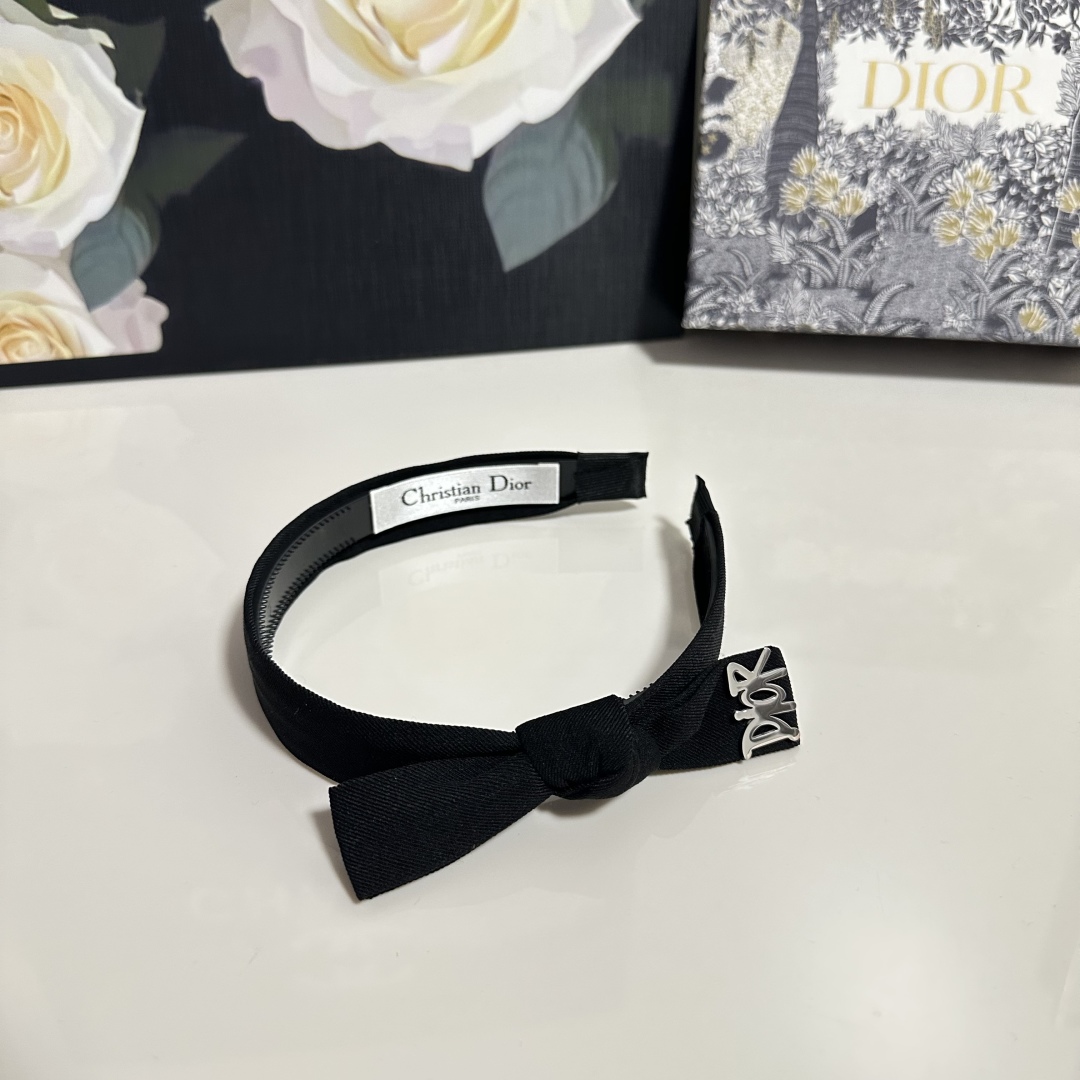  配专柜包装
DIOR（迪奥）最新发箍
小仙女快入手
特殊材质 不嘞头
可盐可甜～
