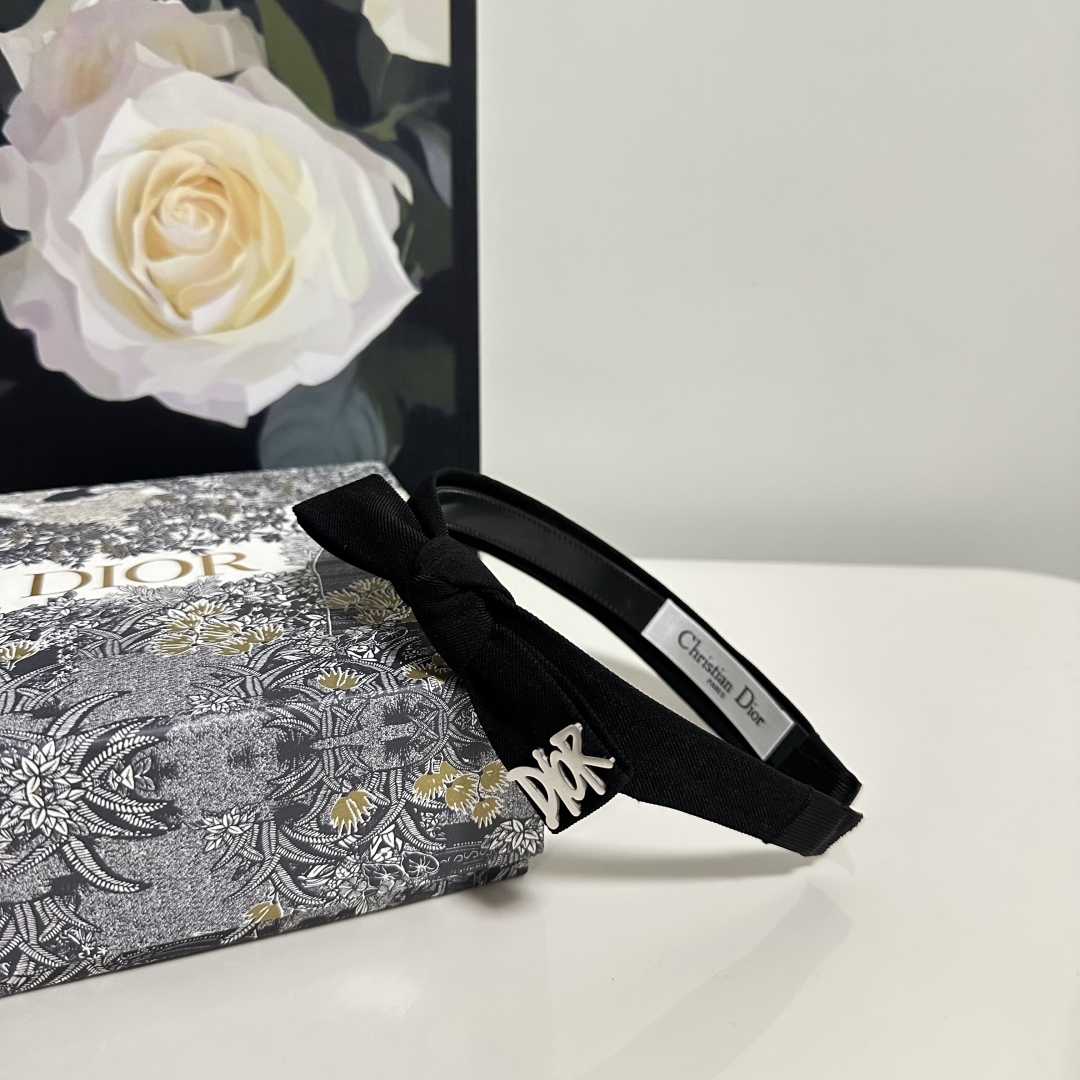  配专柜包装
DIOR（迪奥）最新发箍
小仙女快入手
特殊材质 不嘞头
可盐可甜～