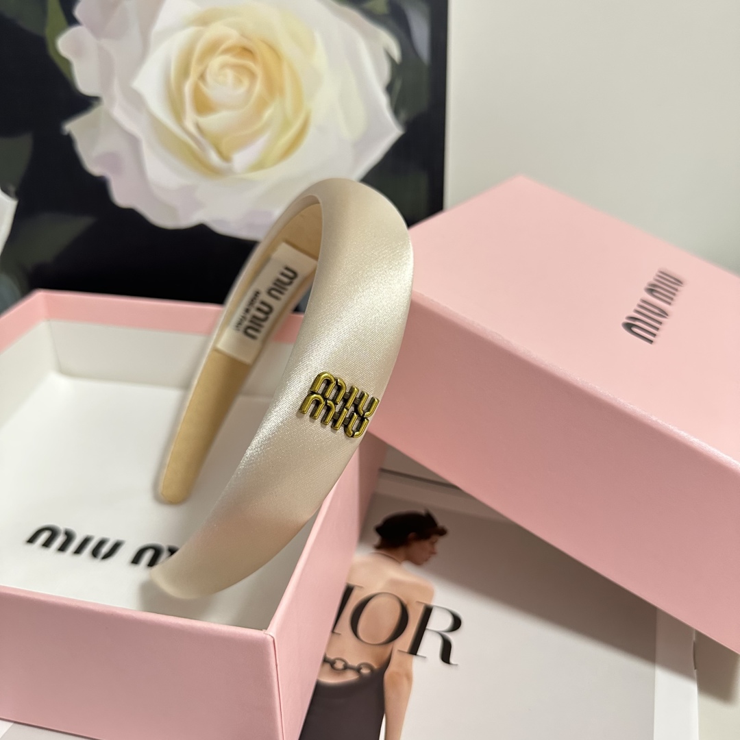  配专柜包装
MiuMiu（缪缪）最新发箍
小仙女快入手
特殊材质 不嘞头
可盐可甜～