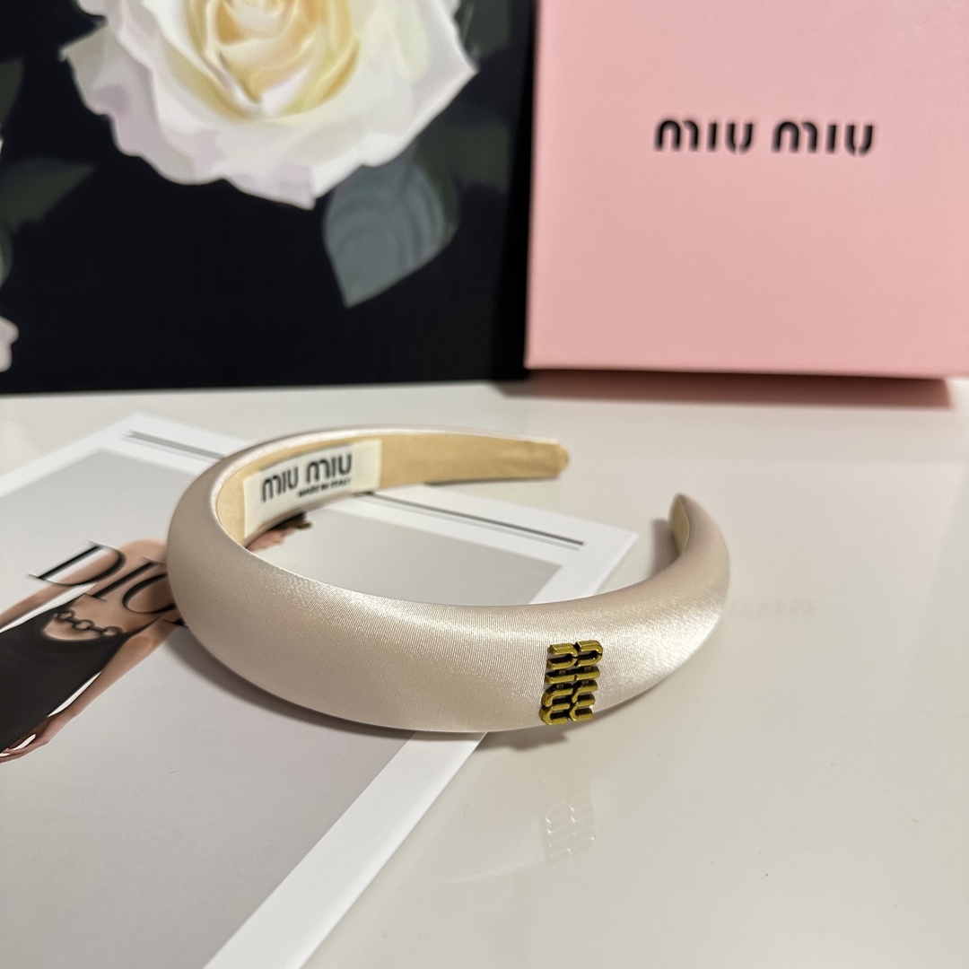  配专柜包装
MiuMiu（缪缪）最新发箍
小仙女快入手
特殊材质 不嘞头
可盐可甜～