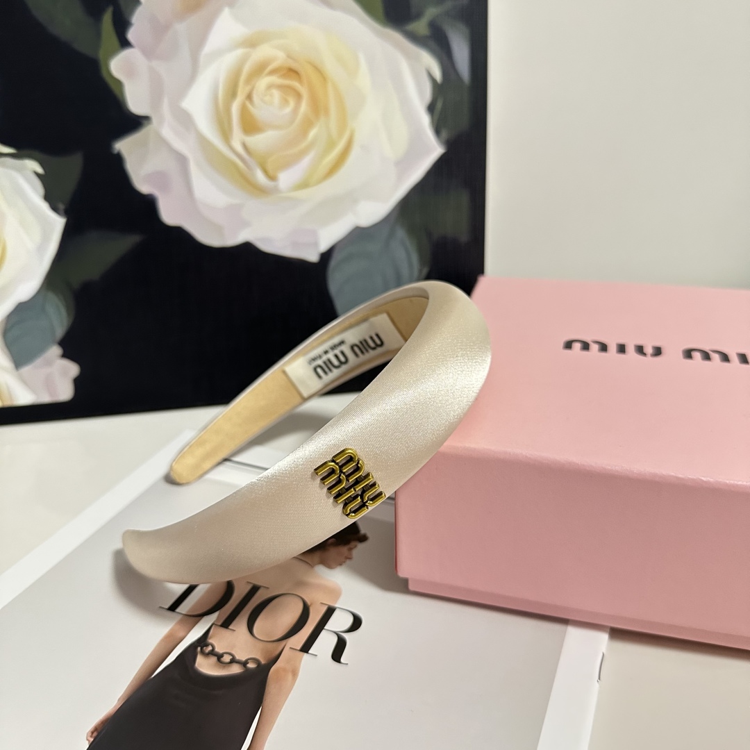  配专柜包装
MiuMiu（缪缪）最新发箍
小仙女快入手
特殊材质 不嘞头
可盐可甜～
