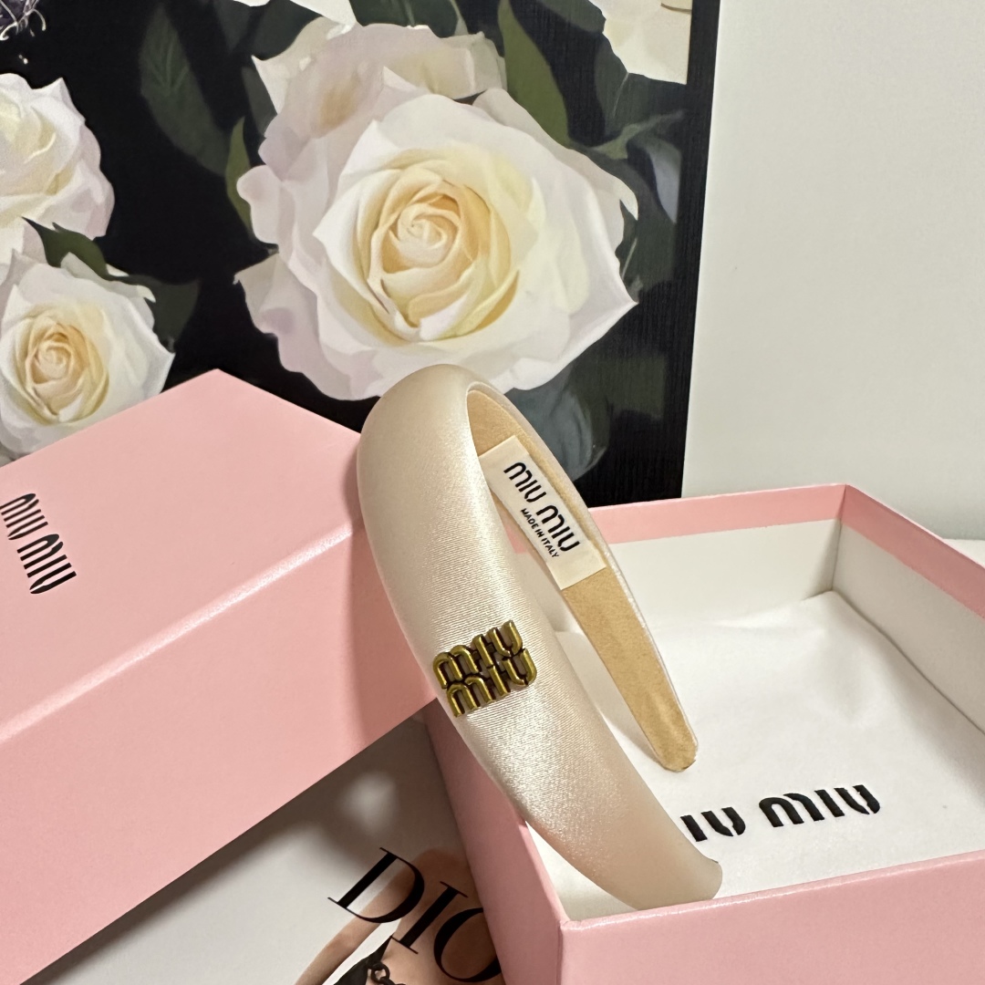  配专柜包装
MiuMiu（缪缪）最新发箍
小仙女快入手
特殊材质 不嘞头
可盐可甜～