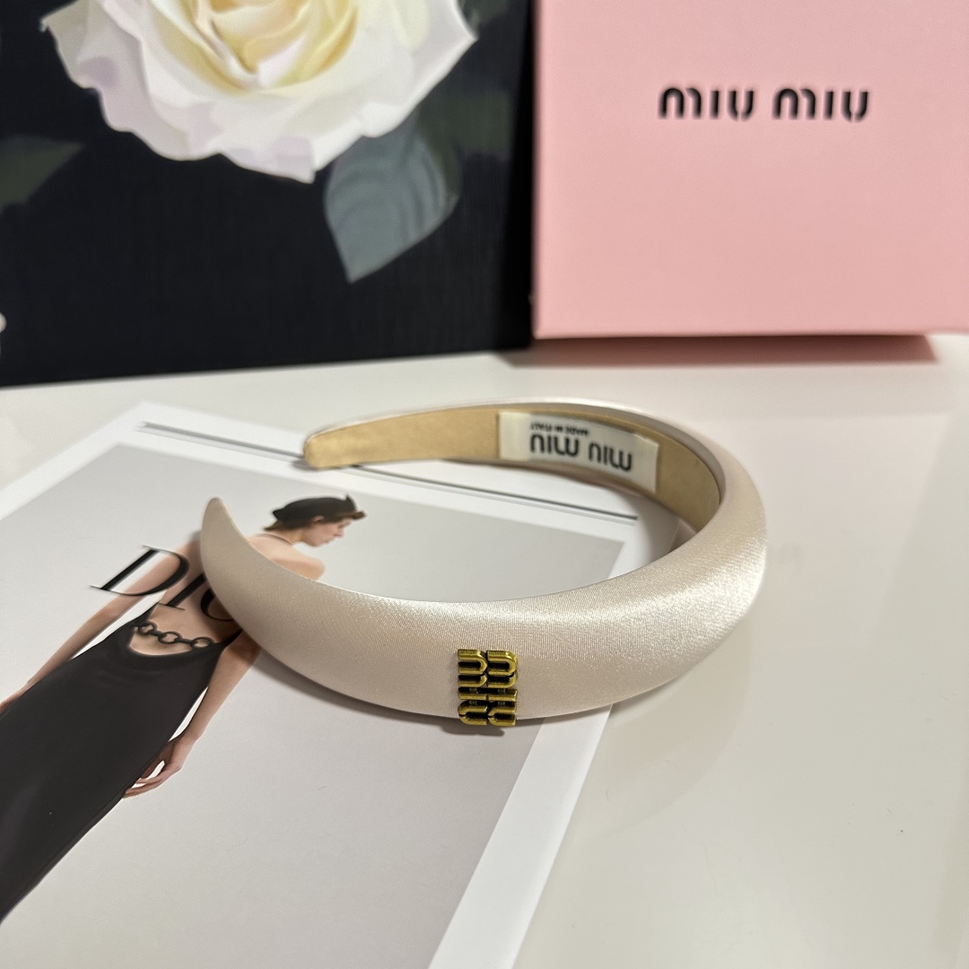  配专柜包装
MiuMiu（缪缪）最新发箍
小仙女快入手
特殊材质 不嘞头
可盐可甜～