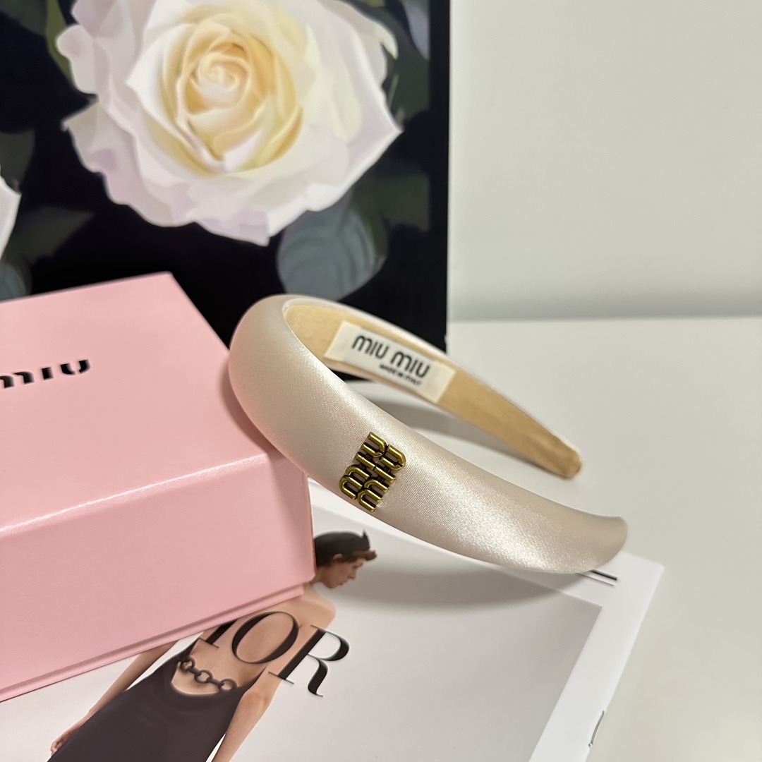  配专柜包装
MiuMiu（缪缪）最新发箍
小仙女快入手
特殊材质 不嘞头
可盐可甜～