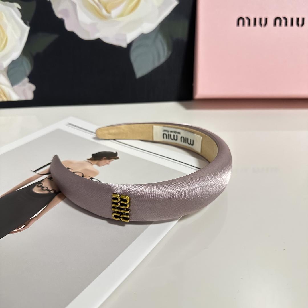  配专柜包装
MiuMiu（缪缪）最新发箍
小仙女快入手
特殊材质 不嘞头
可盐可甜～