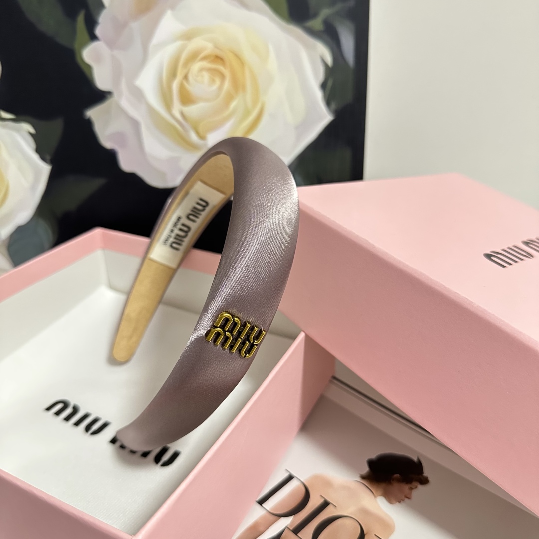  配专柜包装
MiuMiu（缪缪）最新发箍
小仙女快入手
特殊材质 不嘞头
可盐可甜～