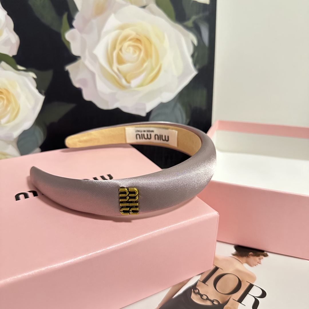  配专柜包装
MiuMiu（缪缪）最新发箍
小仙女快入手
特殊材质 不嘞头
可盐可甜～