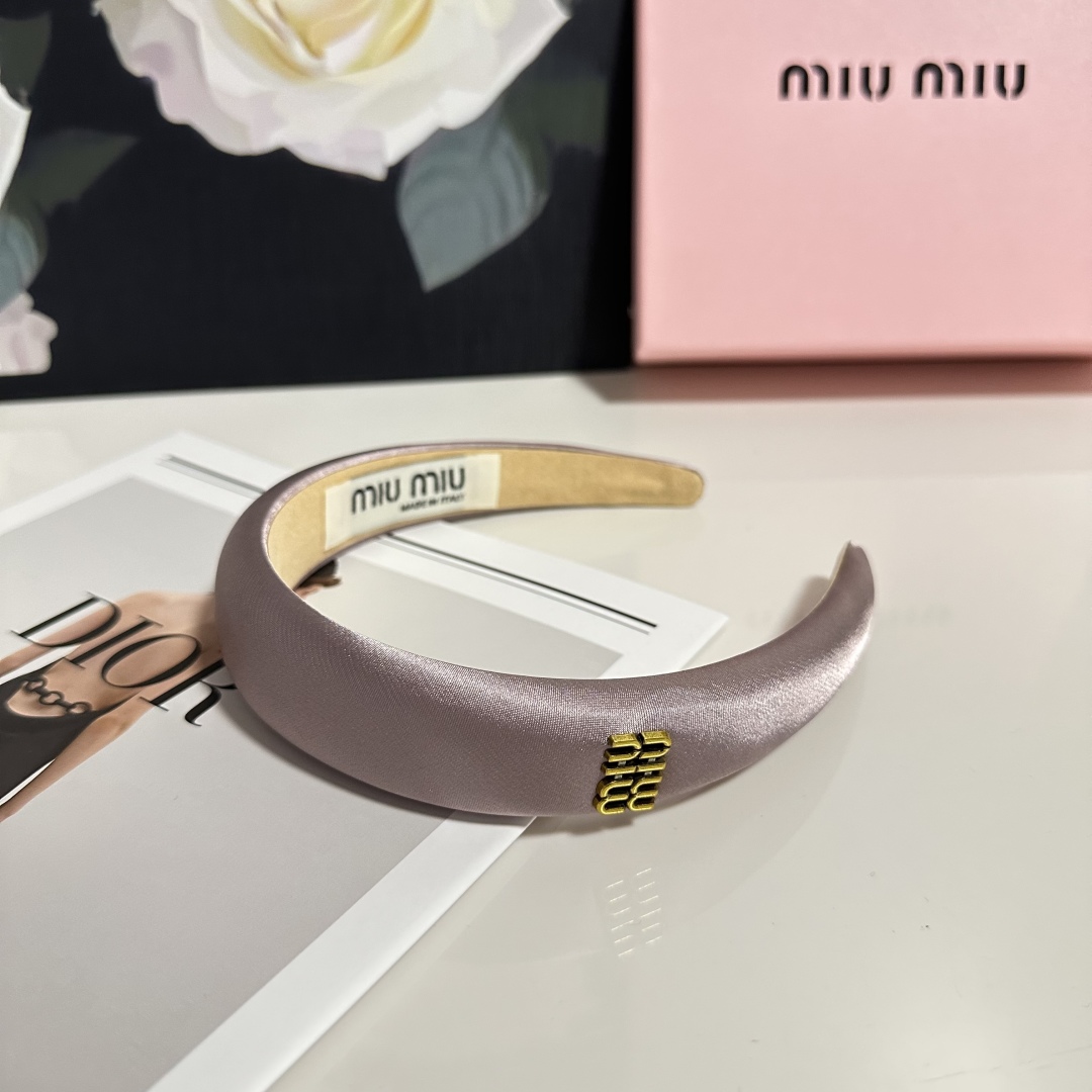  配专柜包装
MiuMiu（缪缪）最新发箍
小仙女快入手
特殊材质 不嘞头
可盐可甜～